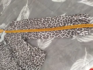 Camisa leopardo con lazada delante.