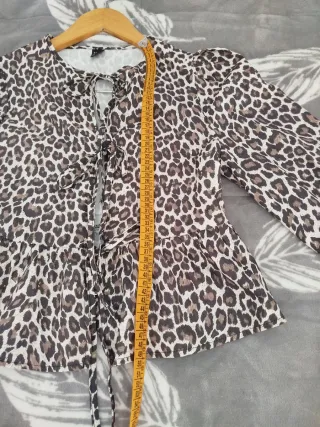 Camisa leopardo con lazada delante.