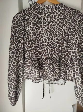 Camisa leopardo con lazada delante.