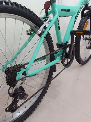 Bicicleta 24" Atrractor color verde ruedas 95%