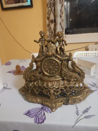 Reloj de sobremesa antiguo con figuras