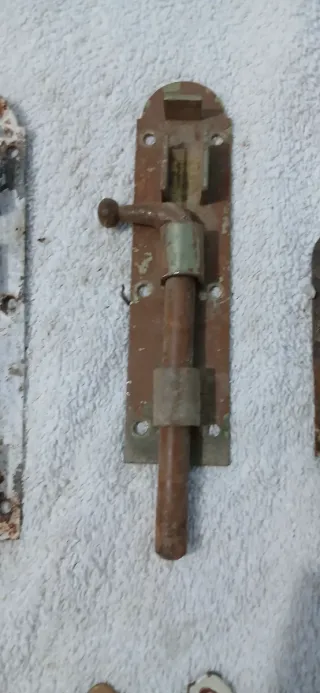 Cerrojos antiguo de metal