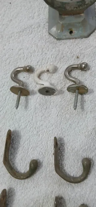 Lote de perchas y herrajes