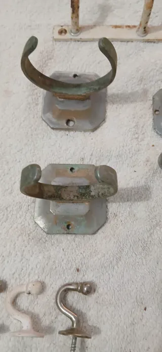 Lote de perchas y herrajes