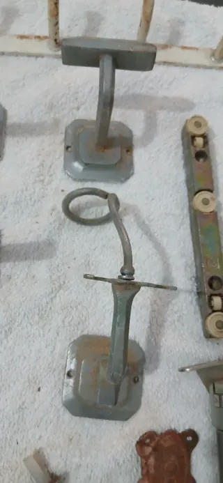 Lote de perchas y herrajes