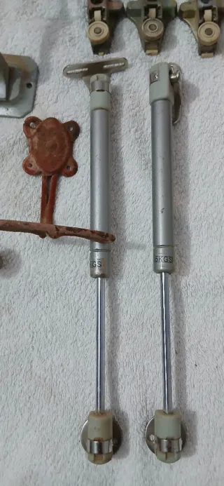 Lote de perchas y herrajes