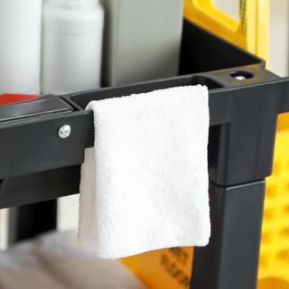 Carro de Limpieza Profesional de 3 Estantes con Ganchos para Escoba y Saco de 100L, Carro con Ruedas Multiusos de Plástico para Hotel, Albergue y Restaurante, 121X50.5X96.5 Cm, Negro