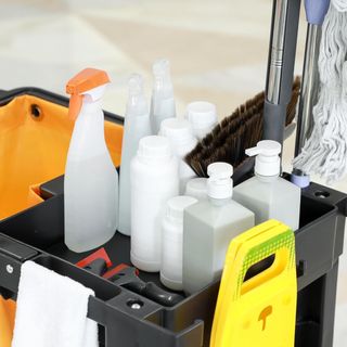 Carro de Limpieza Profesional de 3 Estantes con Ganchos para Escoba y Saco de 100L, Carro con Ruedas Multiusos de Plástico para Hotel, Albergue y Restaurante, 121X50.5X96.5 Cm, Negro