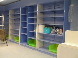 Estanterías perimetráles de pared para tiendas