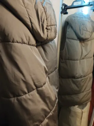 Chaleco acolchado verde con capucha