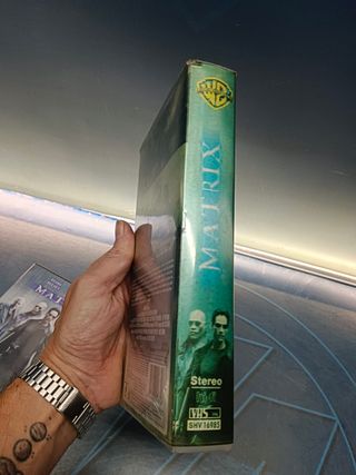 Película en VHS + DVD del clásico de ciencia ficción Matrix