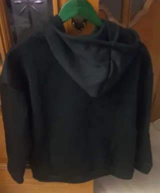 Sudadera con cremallera y capucha negra Talla M
