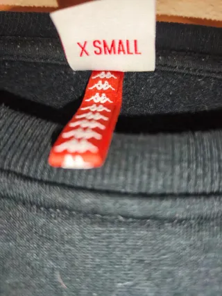 Sudadera Kappa cropped negra bandas