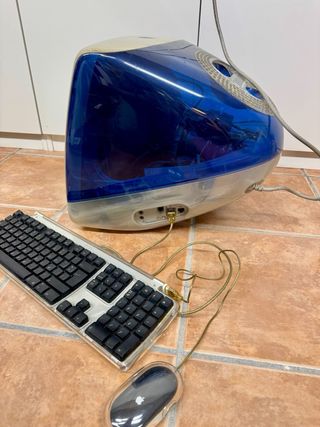 iMac G3 (1998) con complementos originales
