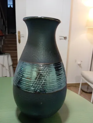 Jarrón de cerámica verde y azul