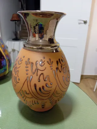 Jarrón de cerámica naranja y dorado