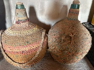 2 Cantaras antiguas con funda