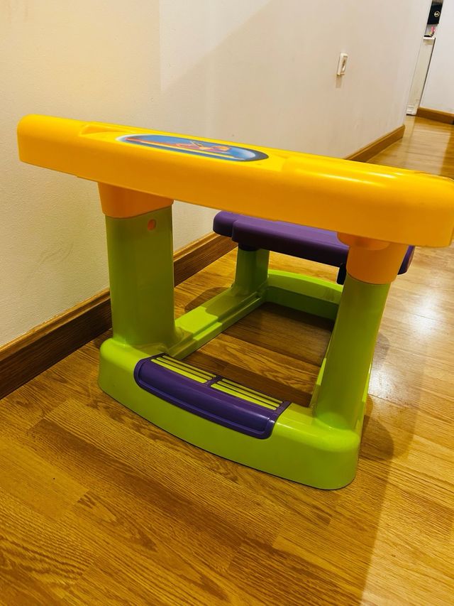 Mesa infantil amarilla y morada