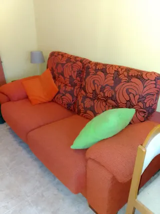 Sofá de tela naranja y verde