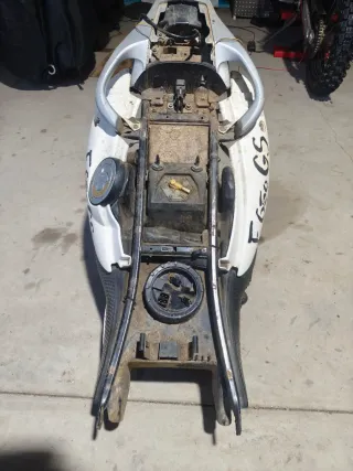 Subchasis, depósito y bomba gasolina BMW f650gs