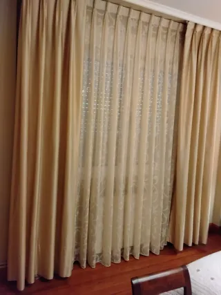 Cortinas habitación beige y dorado