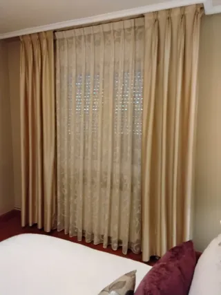 Cortinas habitación beige y dorado