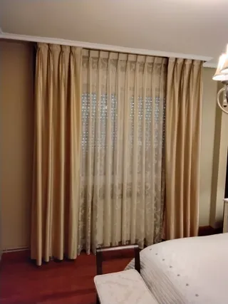 Cortinas habitación beige y dorado