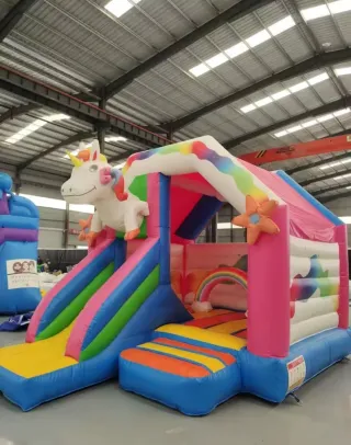Castillo hinchable unicornio con tobogán