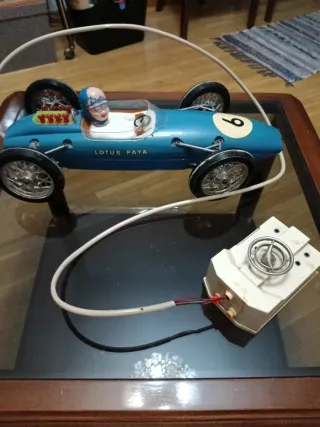 Coche de carreras Lotus Paya antiguo, funcionando