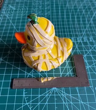 Figura Pato Momia Resina