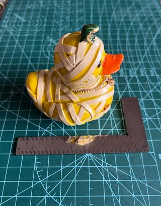 Figura Pato Momia Resina