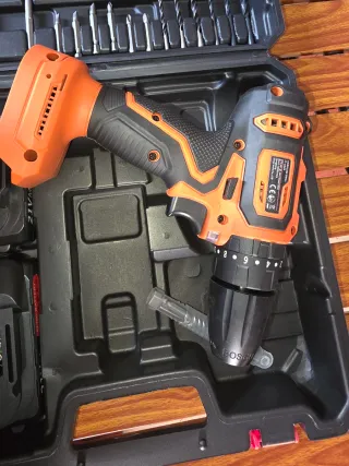 Taladro Percutor Inalámbrico con Baterías y Maletí