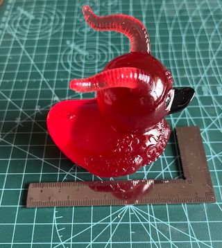 Pato Resina Rojo Diabólico Gótico