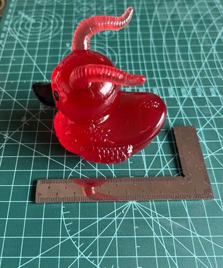 Pato Resina Rojo Diabólico Gótico