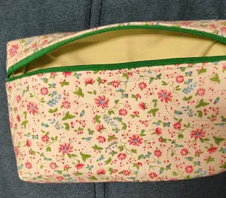 Monedero/neceser floral con asa y cremallera verde