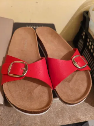 Sandalias rojas Primark con hebilla