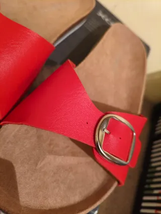 Sandalias rojas Primark con hebilla