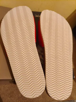 Sandalias rojas Primark con hebilla