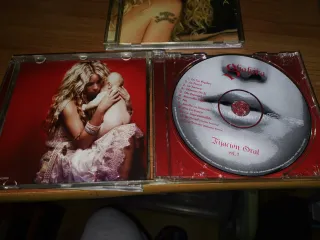 Shakira CDs Servicio de lavanderia y Fijación Oral