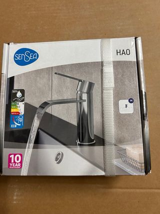 Mueble de baño flotante, lavabo y grifo.