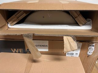 Mueble de baño flotante, lavabo y grifo.