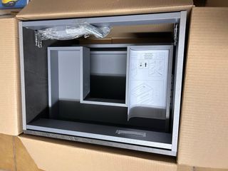 Mueble de baño flotante, lavabo y grifo.