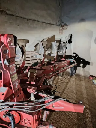 Arado Kverneland 4 vertederas