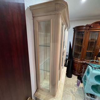Aparador de madera y cristal