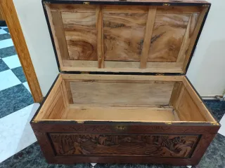 Baúl de madera tallada con herrajes