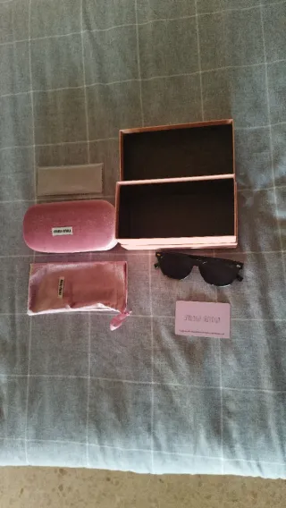 Gafas de sol Miu Miu negras y doradas mujer