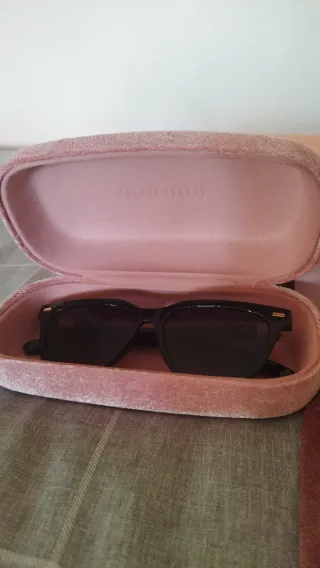 Gafas de sol Miu Miu negras y doradas mujer