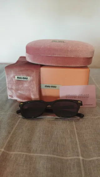 Gafas de sol Miu Miu negras y doradas mujer