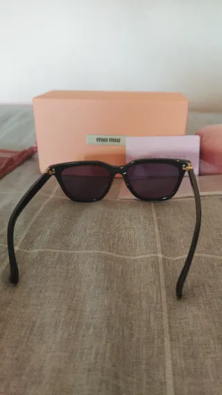 Gafas de sol Miu Miu negras y doradas mujer