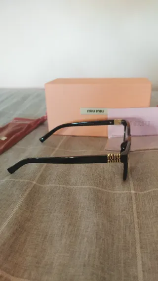 Gafas de sol Miu Miu negras y doradas mujer